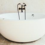 Cada freestanding eleganta din acril intr-o baie moderna