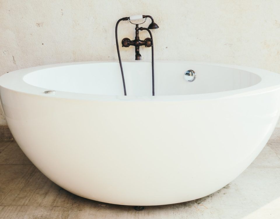 Cada freestanding eleganta din acril intr-o baie moderna