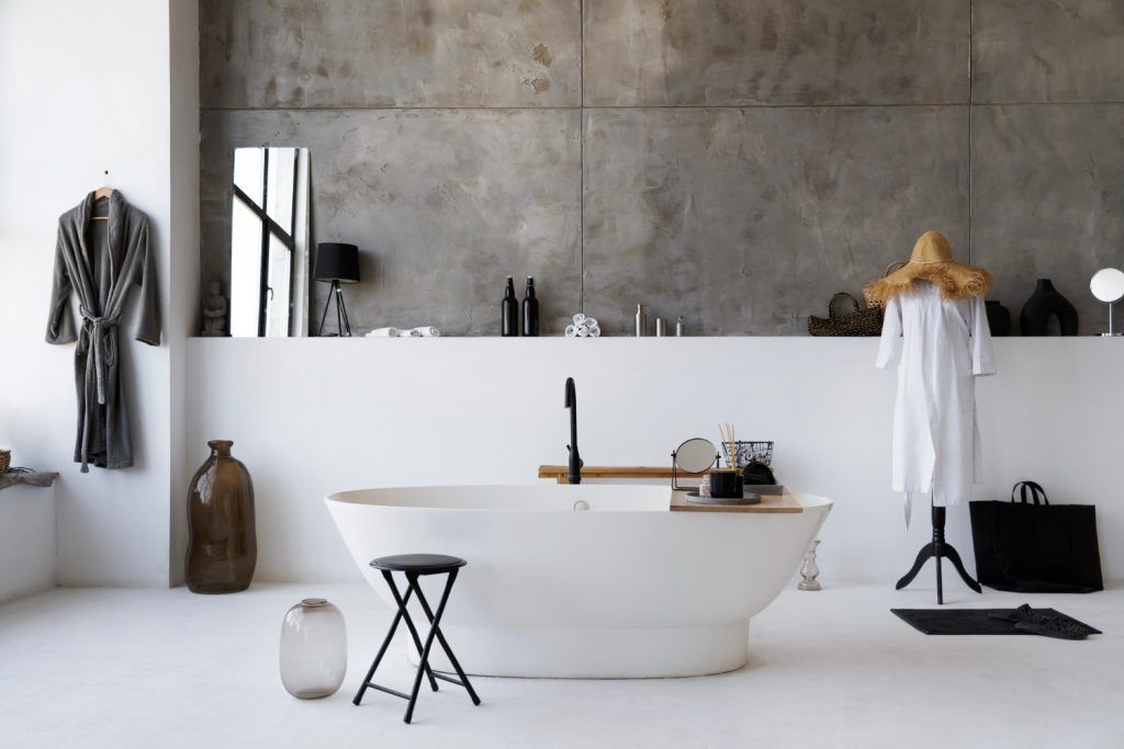 Cada freestanding alba intr-o baie moderna cu design minimalist