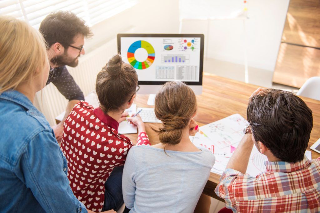 Firmă SEO analizând procesul de lucru și planul de optimizare