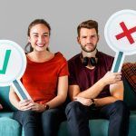 Firmă SEO – alegere corectă versus alegere greșită, ilustrată prin două persoane care țin simbolurile ✔ și ✘