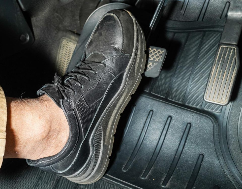 Frână de picior nefuncțională.